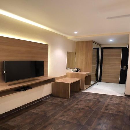 Solitaire Hotel New Delhi Exterior foto
