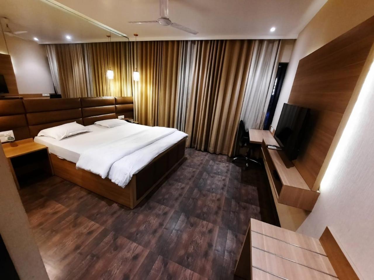 Solitaire Hotel New Delhi Exterior foto