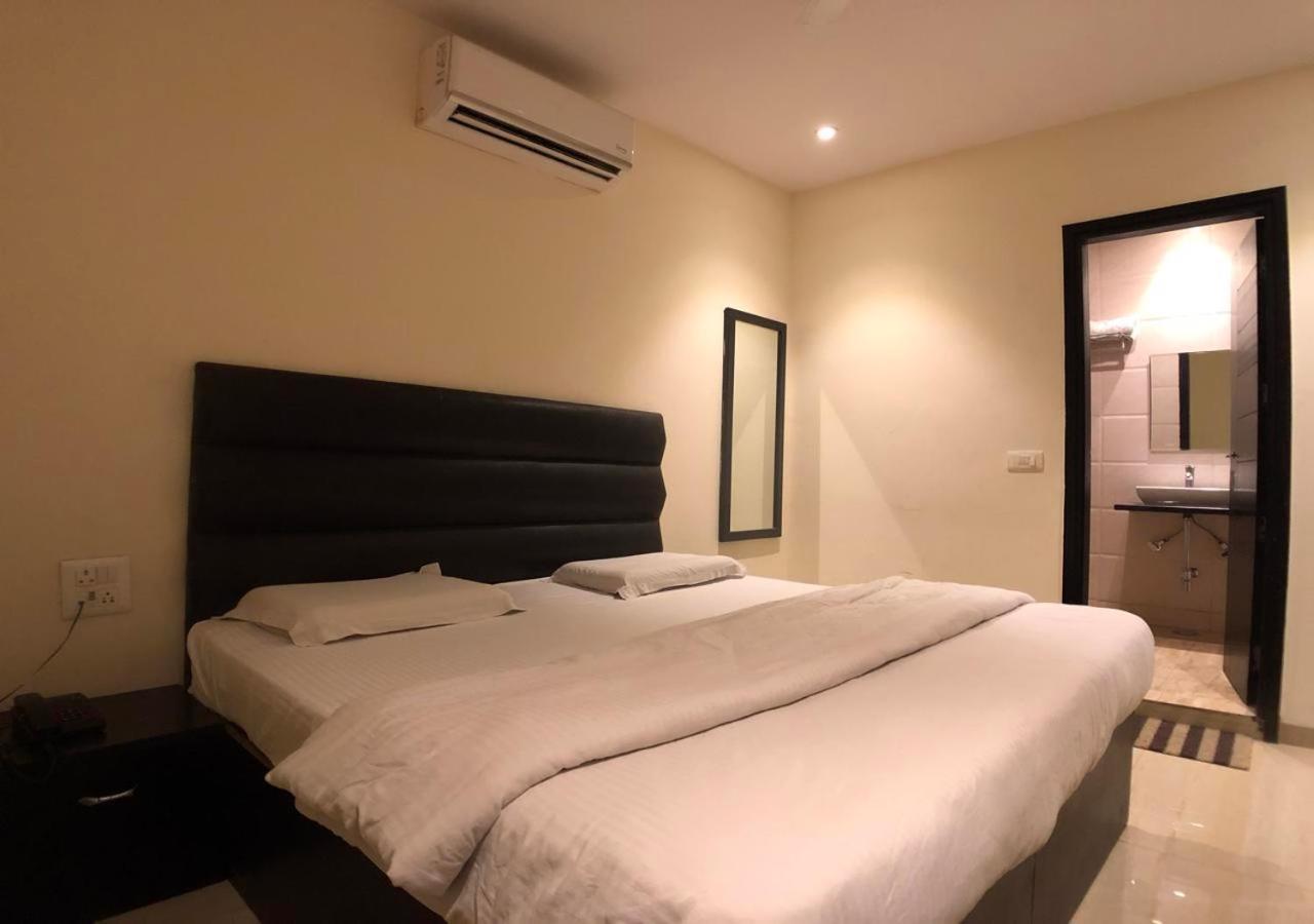 Solitaire Hotel New Delhi Exterior foto