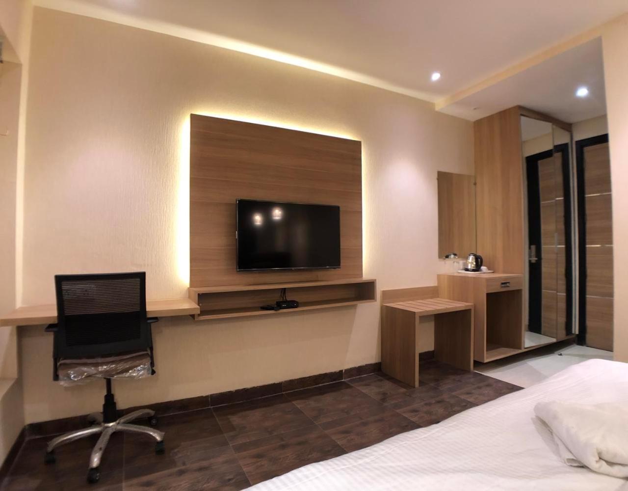 Solitaire Hotel New Delhi Exterior foto