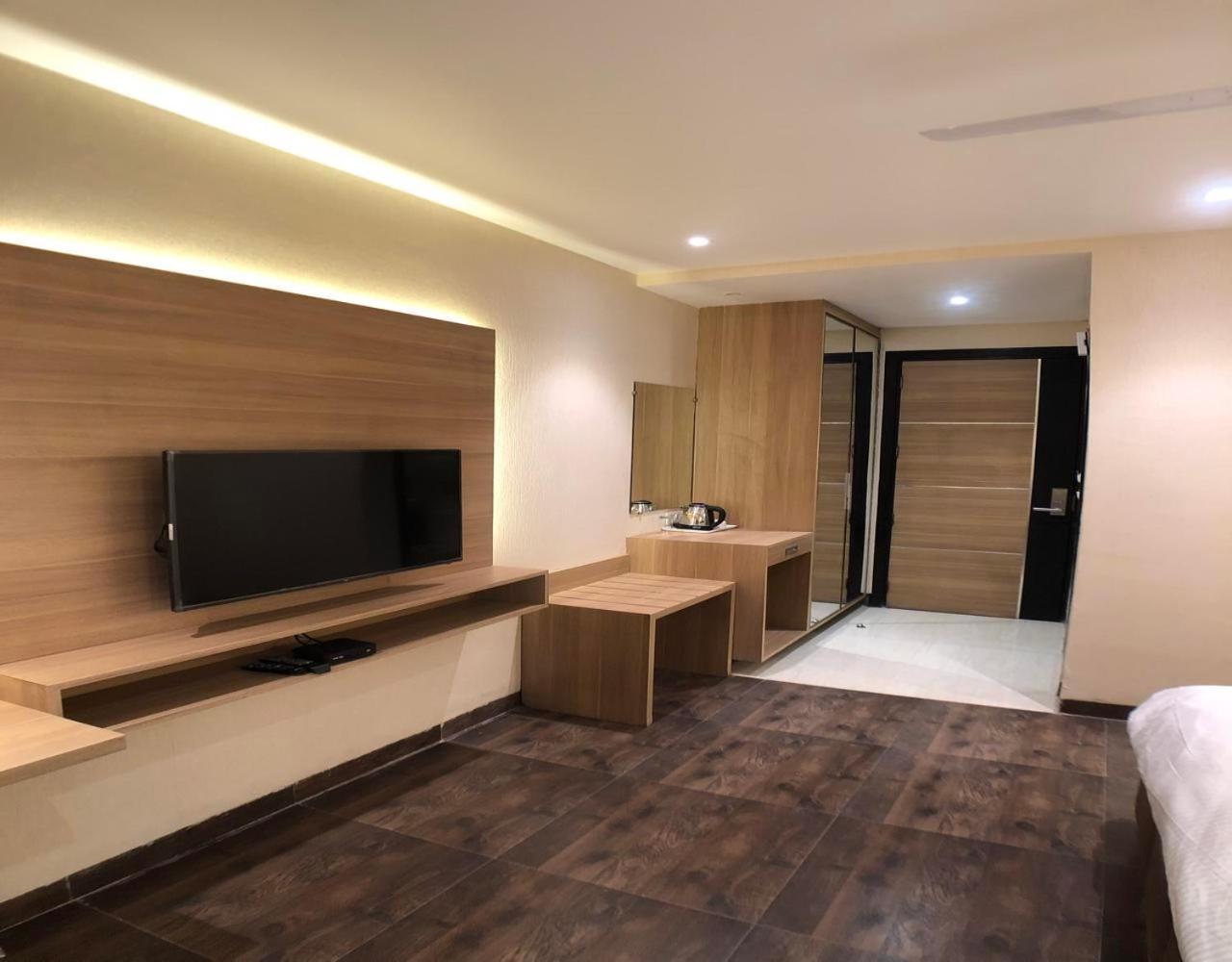 Solitaire Hotel New Delhi Exterior foto